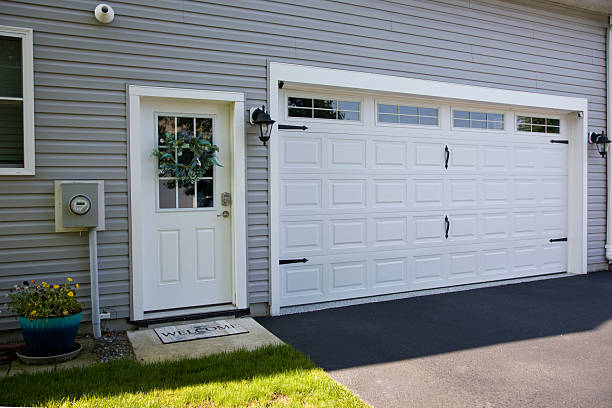 24/7 Emergency Garage Door Panel Replacement experts in River Ridge, FL